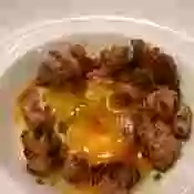 Mollejas de cordero con yema de huevo y parmentier de patata. Taberna CuZeo