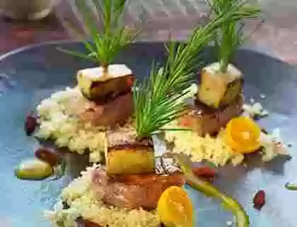 Brocheta de cordero con manzana y flores de azahar