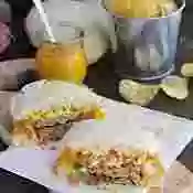 Hamburguesas de cordero con queso de cabra y salsa de mango 