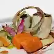 Pierna de cordero con pan y compota de cebolla roja, tallarín de verduras y boniato (Imagen Diario de la Gastronomía)