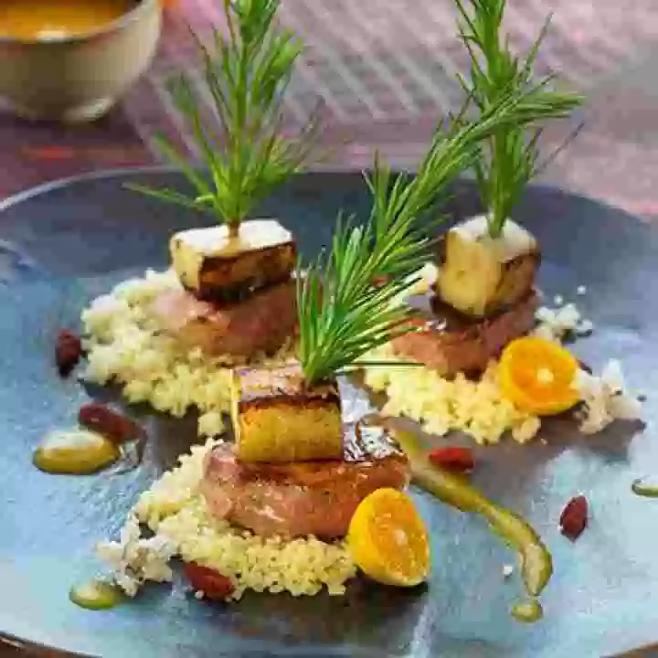 Brocheta de cordero con manzana y flores de azahar