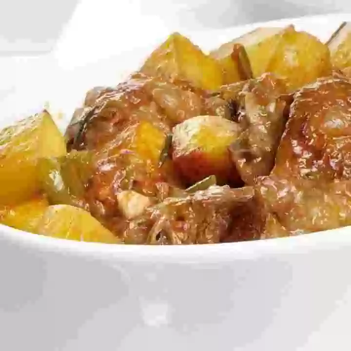 Cordero guisado con patatas y salsa de verduras