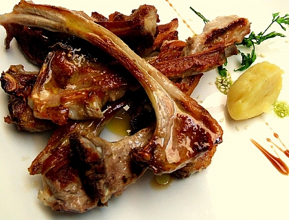 Chuletillas de cordero maceradas con patatas